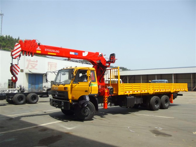 東風(fēng)153后八輪隨車(chē)吊