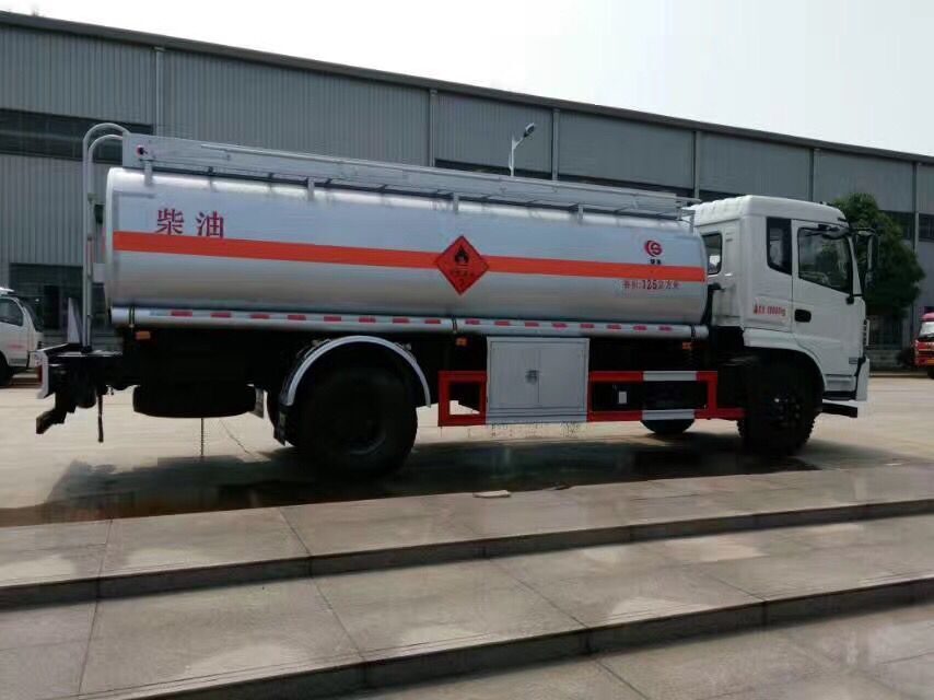 東風(fēng)新款后八輪運(yùn)油車