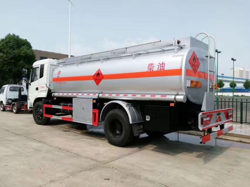 國(guó)五東風(fēng)新款后八輪運(yùn)油車