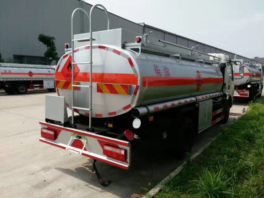 國(guó)五東風(fēng)新款后八輪運(yùn)油車