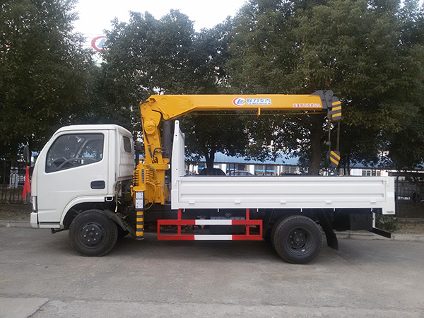 東風(fēng)多利卡3.4藍牌隨車吊 東風(fēng)多利卡3.4藍牌隨車吊