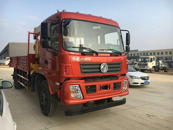 東風5.8米貨箱隨車吊 東風5.8米貨箱隨車吊