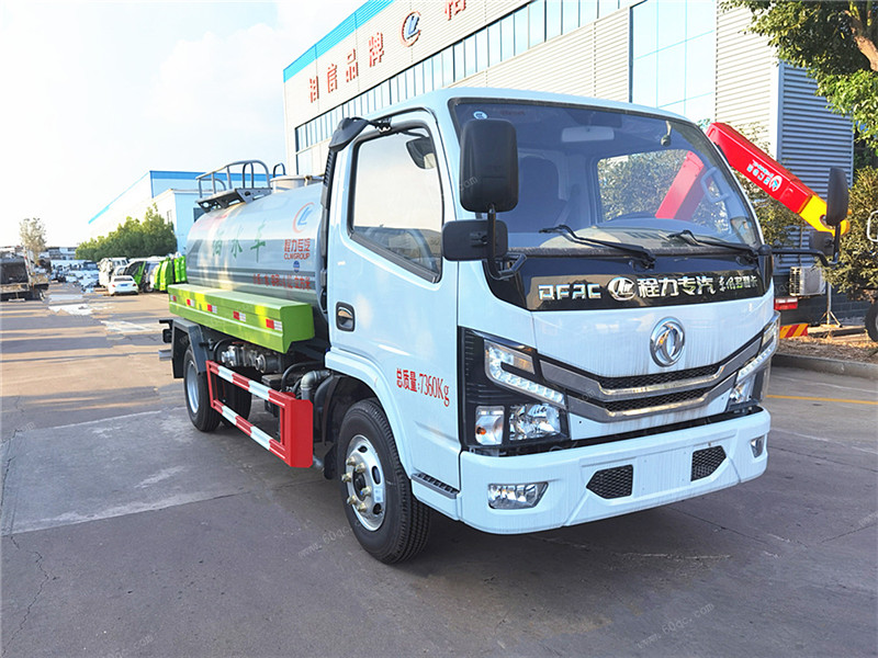 東風多利卡D6新款灑水車